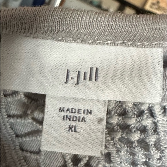 J Jill gray lacy upper quarter length sleeves Top. Size XL - Picture 5 of 7